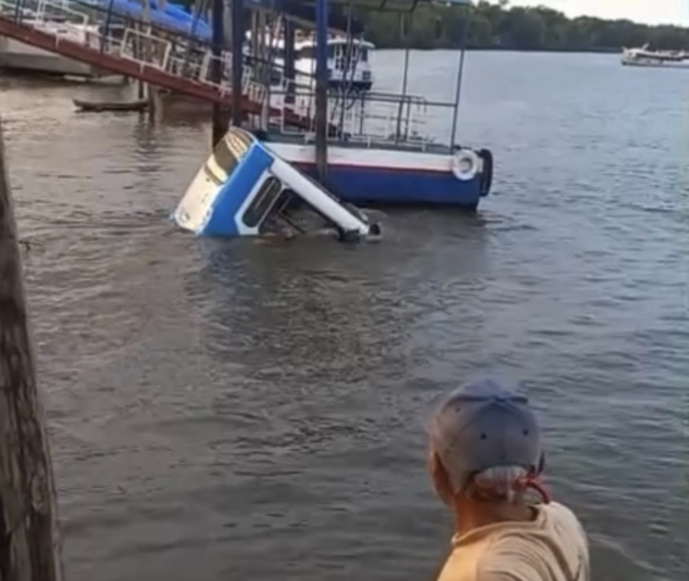 Ônibus com passageiros cai em rio e fica submerso em Barcarena, no Pará