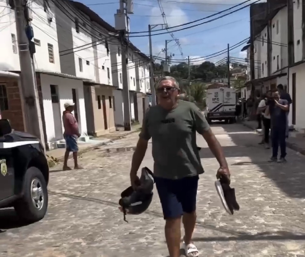 Pai leva tênis e capacete do filho morto com mais de 50 tiros