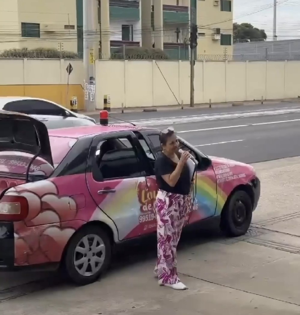 Personal Trainer é Surpreendida com Carro de Telemensagem em Teresina