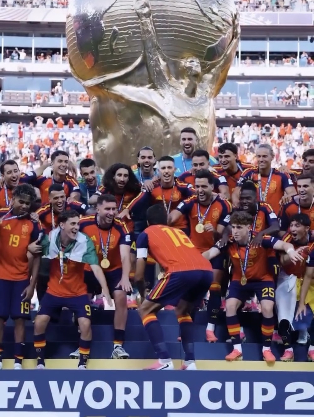 Espanha levanta a taça da Copa do Mundo em celebração histórica
