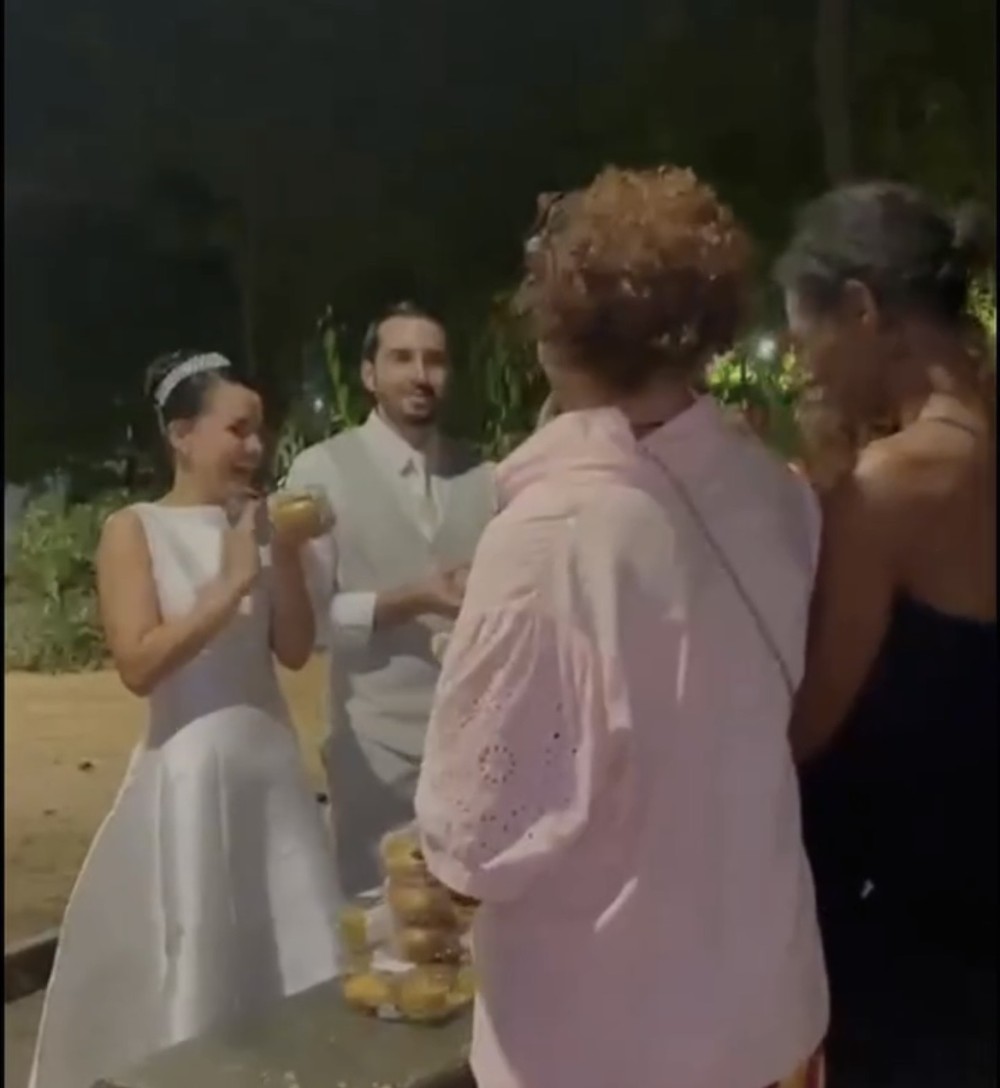 Casal comemora casamento distribuindo lanches a moradores de rua