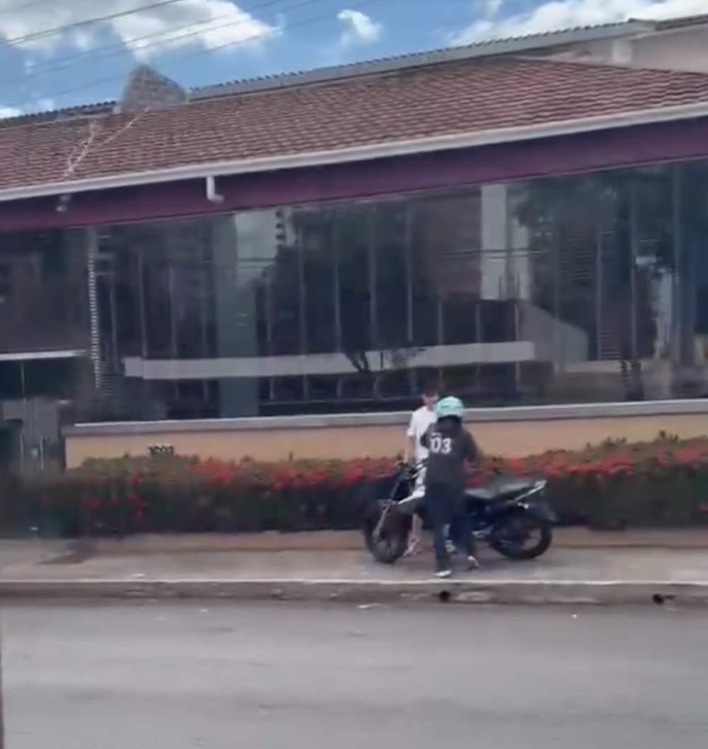 Vídeo mostra assalto em frente a restaurante na Zona Leste de Teresina