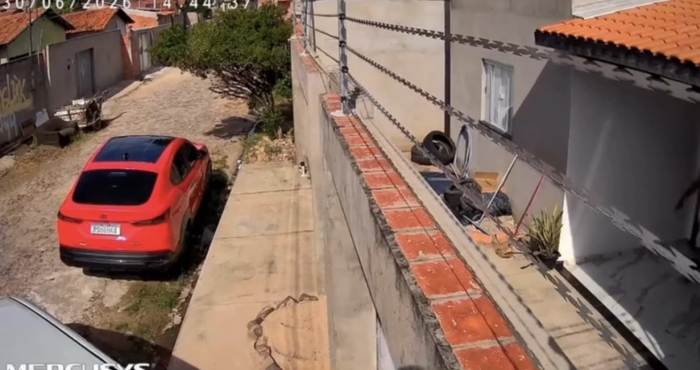 Homem que foi flagrado atirando contra a casa de policial militar é preso