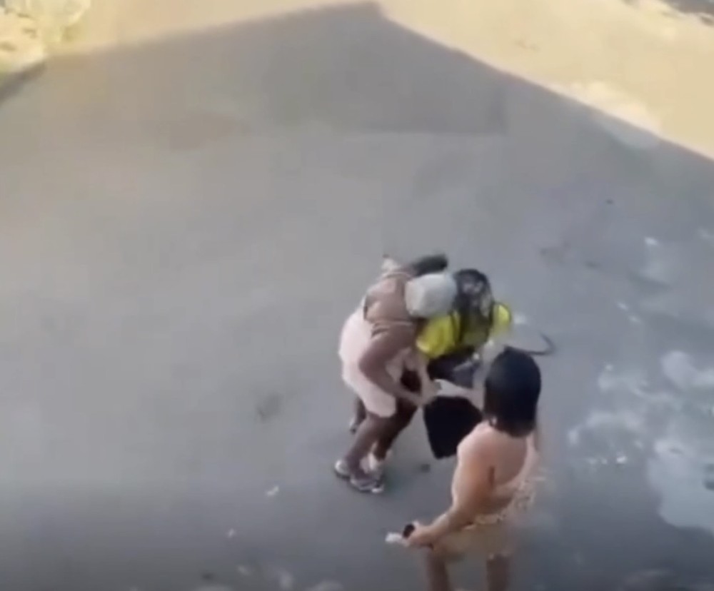 Jovem falta estágio para disputa de 'farmar aura' e apanha da avó no RJ