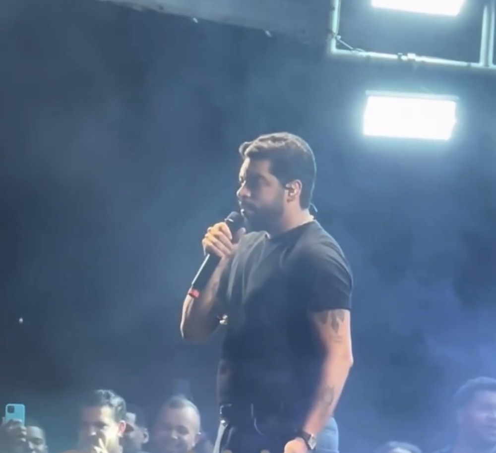 Devinho Novaes para show após mulher urinar na frente do palco na Bahia