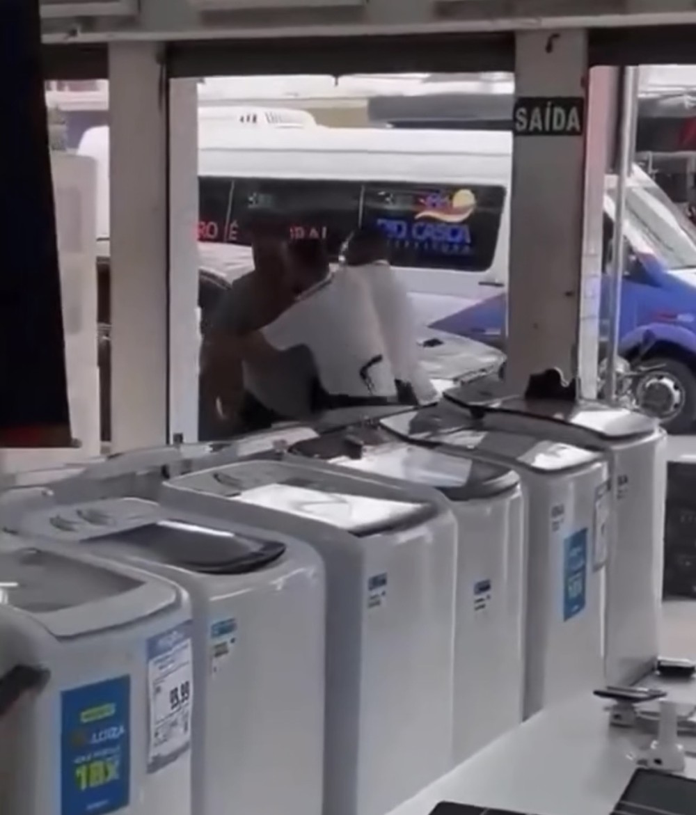 Cliente se revolta com recusa de troca e quebra produtos em loja da Magalu
