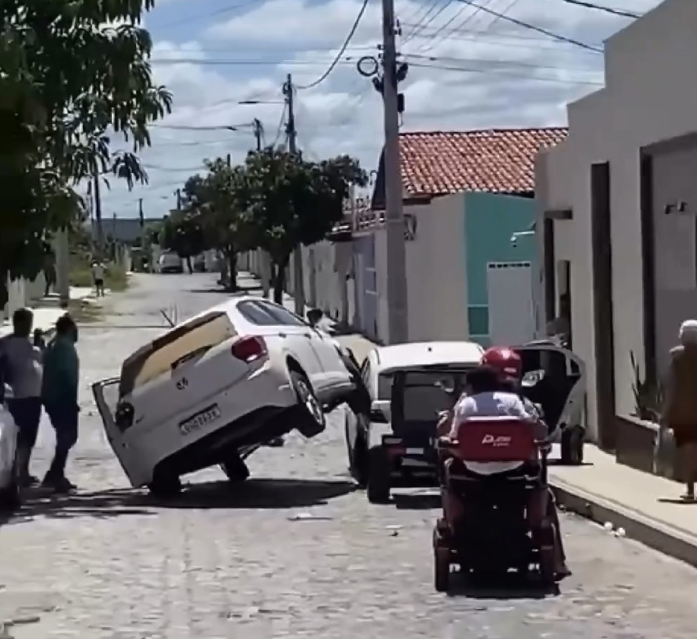 Batida entre carros termina de forma inusitada e impressiona moradores