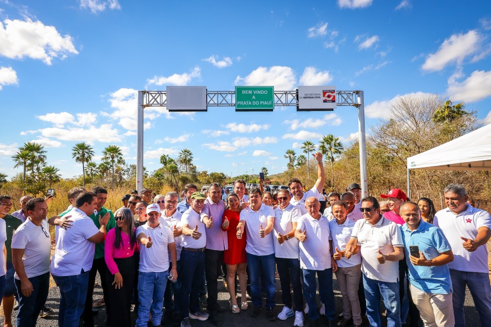Em Prata do Piauí, Dr. Vinicius vistoria nova praça com quadra e asfalto