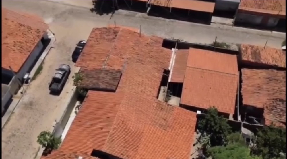 Suspeito de aplicar punições em facção é preso após tentar fugir por telhado