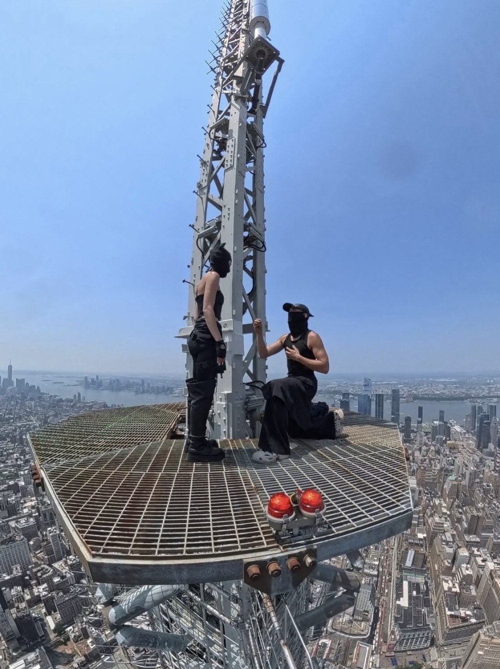 Casal escala o Empire State, faz pedido de casamento e acaba preso em NY