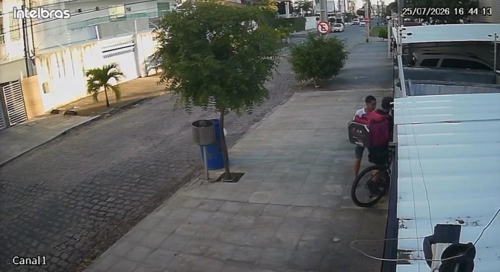 Entregador se ajoelha e implora por bicicleta durante assalto