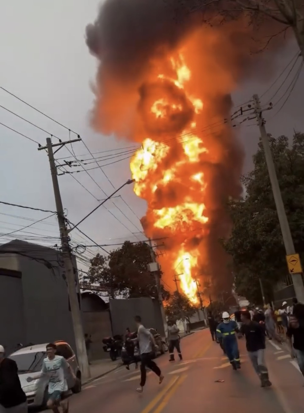 Incêndio atinge fábrica química em Itaquaquecetuba e mobiliza bombeiros