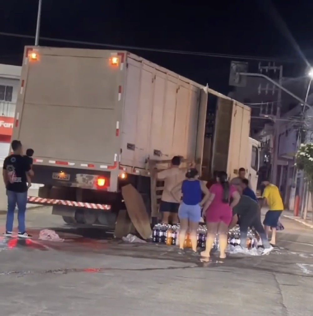 Carga de refrigerante cai de veículo e moradores ajudam motorista no CE