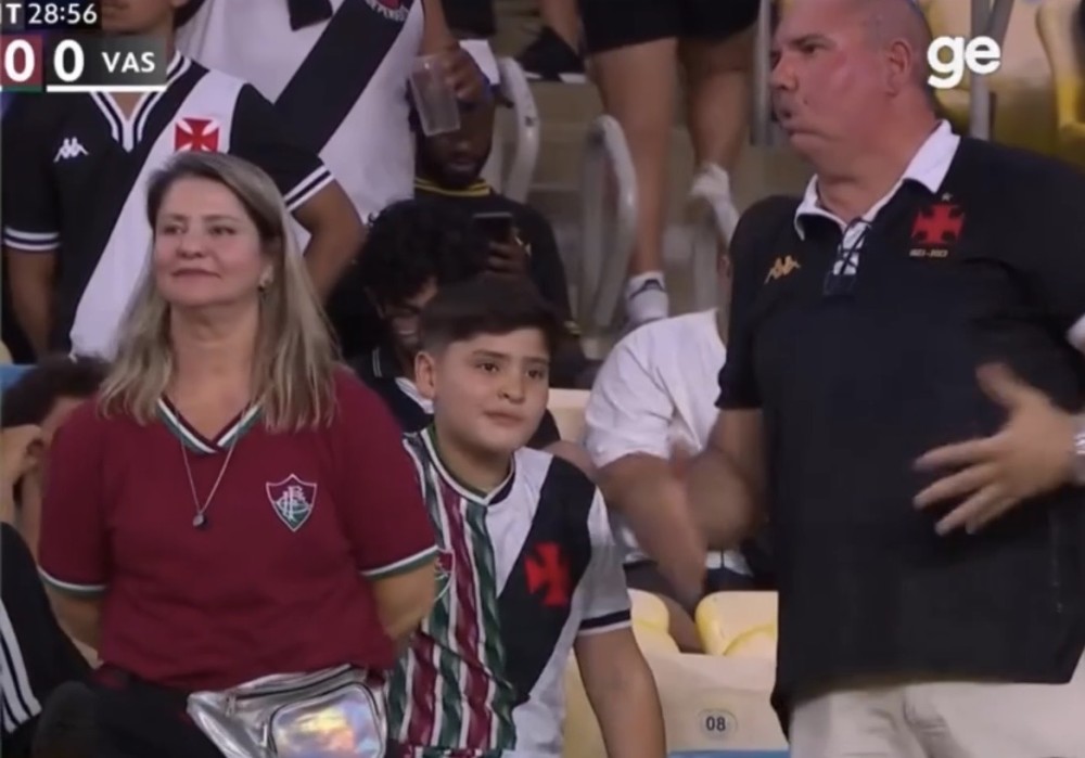 Filho de casal rival usa camisa dividida de Fluminense e Vasco e viraliza