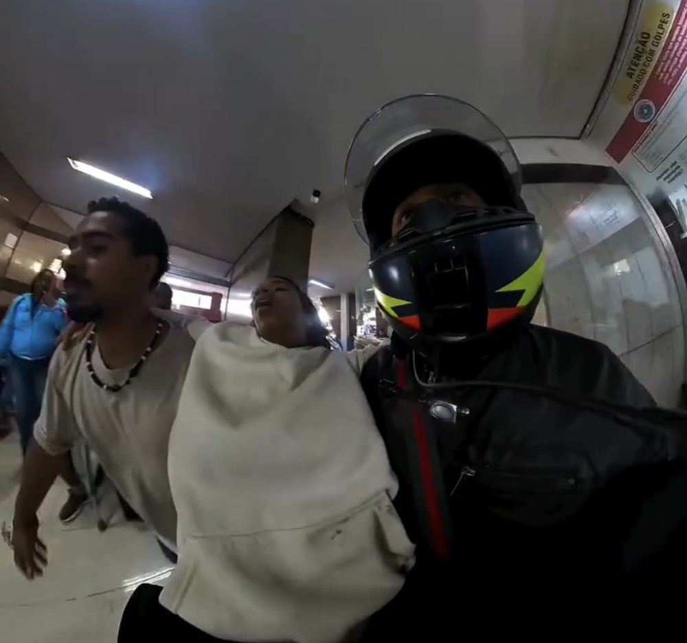 Motoboy faz escolta até hospital e ajudam a socorrer mulher em BH