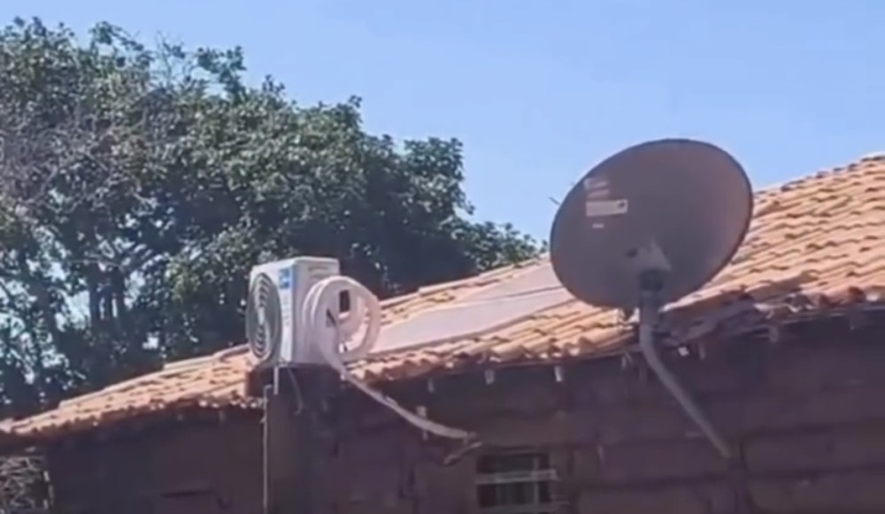 Com energia solar e ar-condicionado, casa de taipa chama atenção