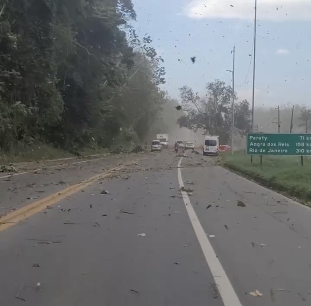 Forte vendaval causa pânico e estragos no litoral de São Paulo e Rio de Janeiro