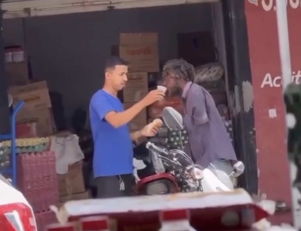 Atitude de jovem que ajudou homem com deficiência a se alimentar viraliza