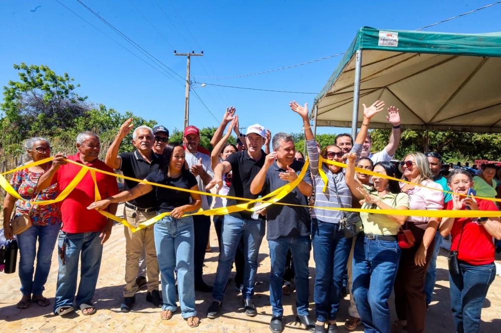 Dr. Vinicius entrega calçamento e moradias na zona rural de Pimenteiras