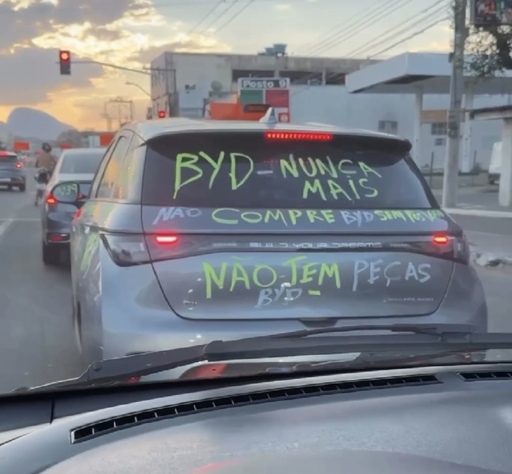 'Não comprem': motorista transforma carro da BYD em painel de críticas