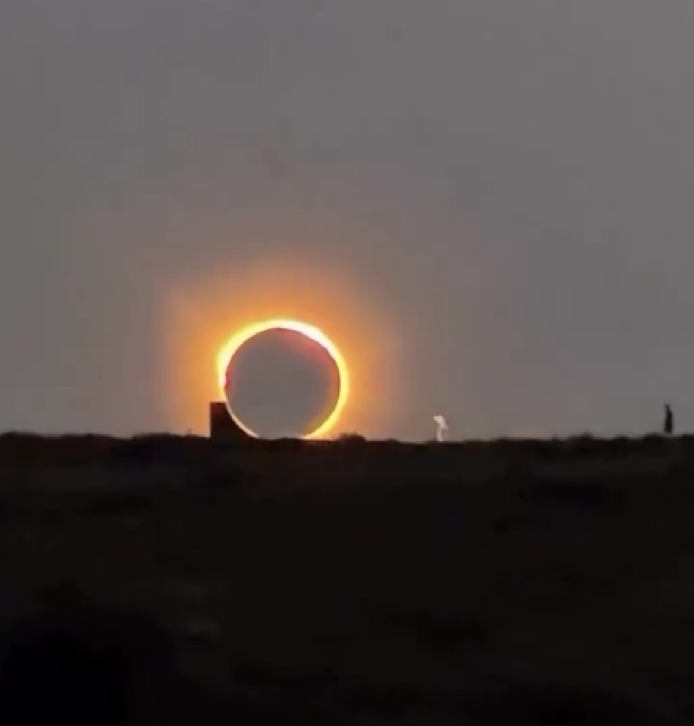 Skatista espanhol realiza manobra perfeita durante eclipse