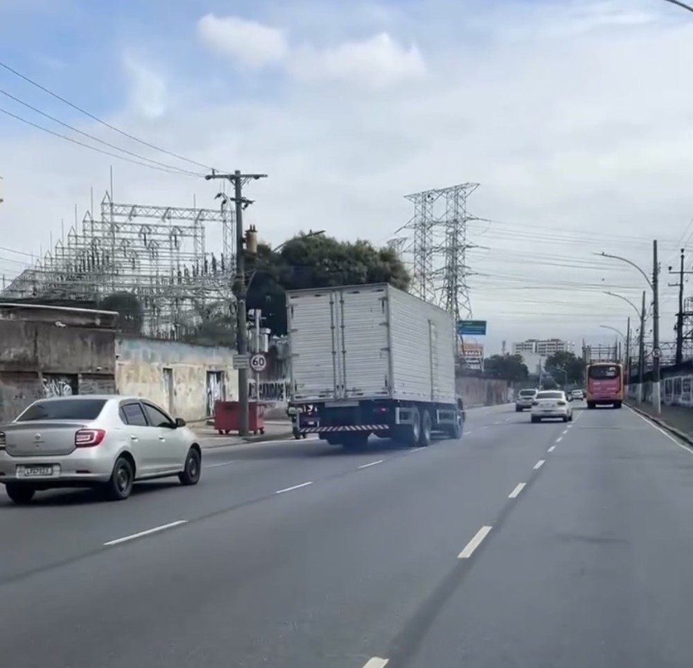 Briga no trânsito termina com caminhão empurrando carro no Rio