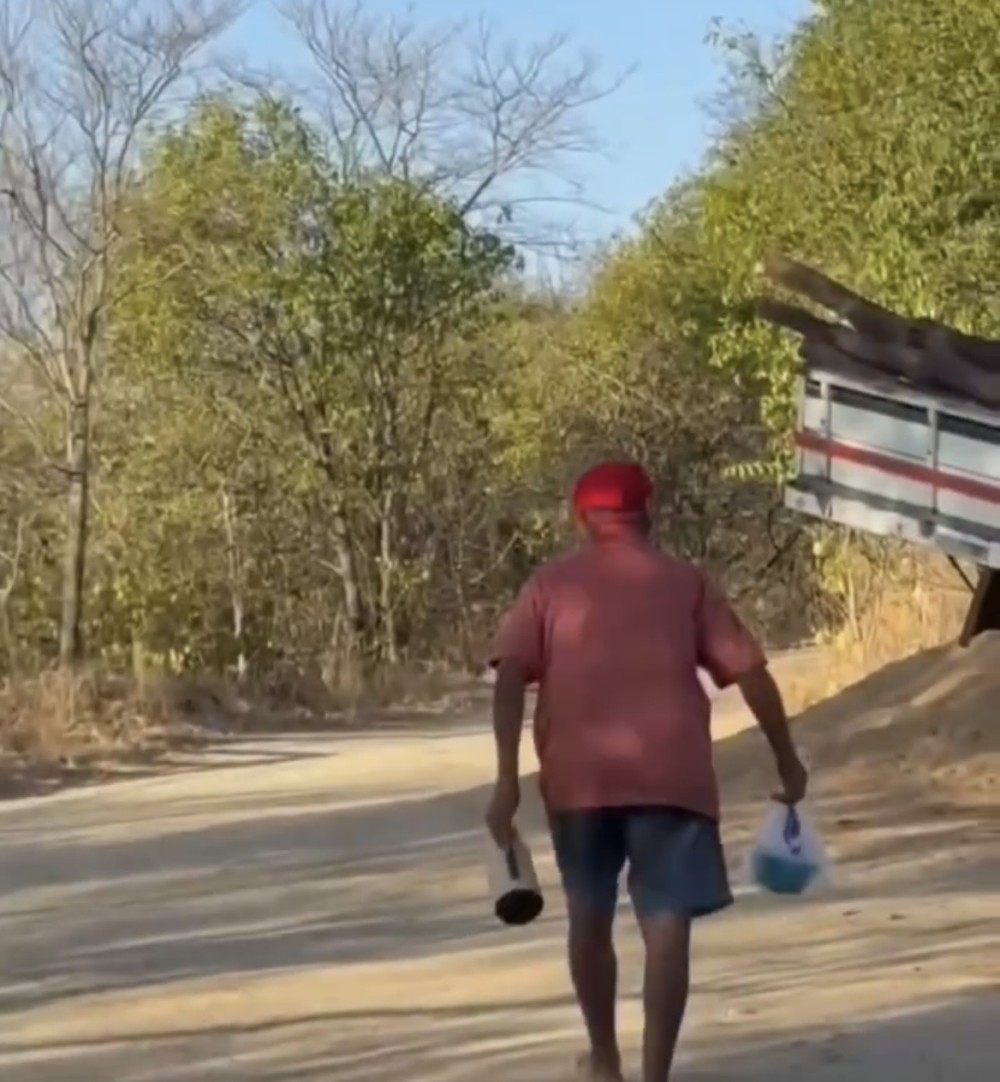 Idoso prepara café e vai à estrada ajudar caminhoneiro com carreta quebrada