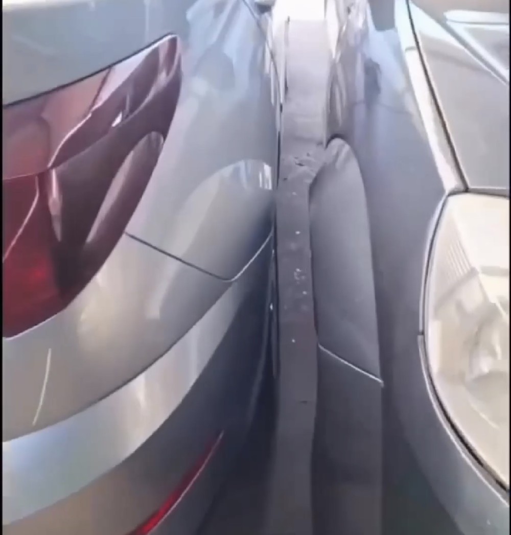 Carro é arremessado após colisão e para perfeitamente em vaga de estacionamento