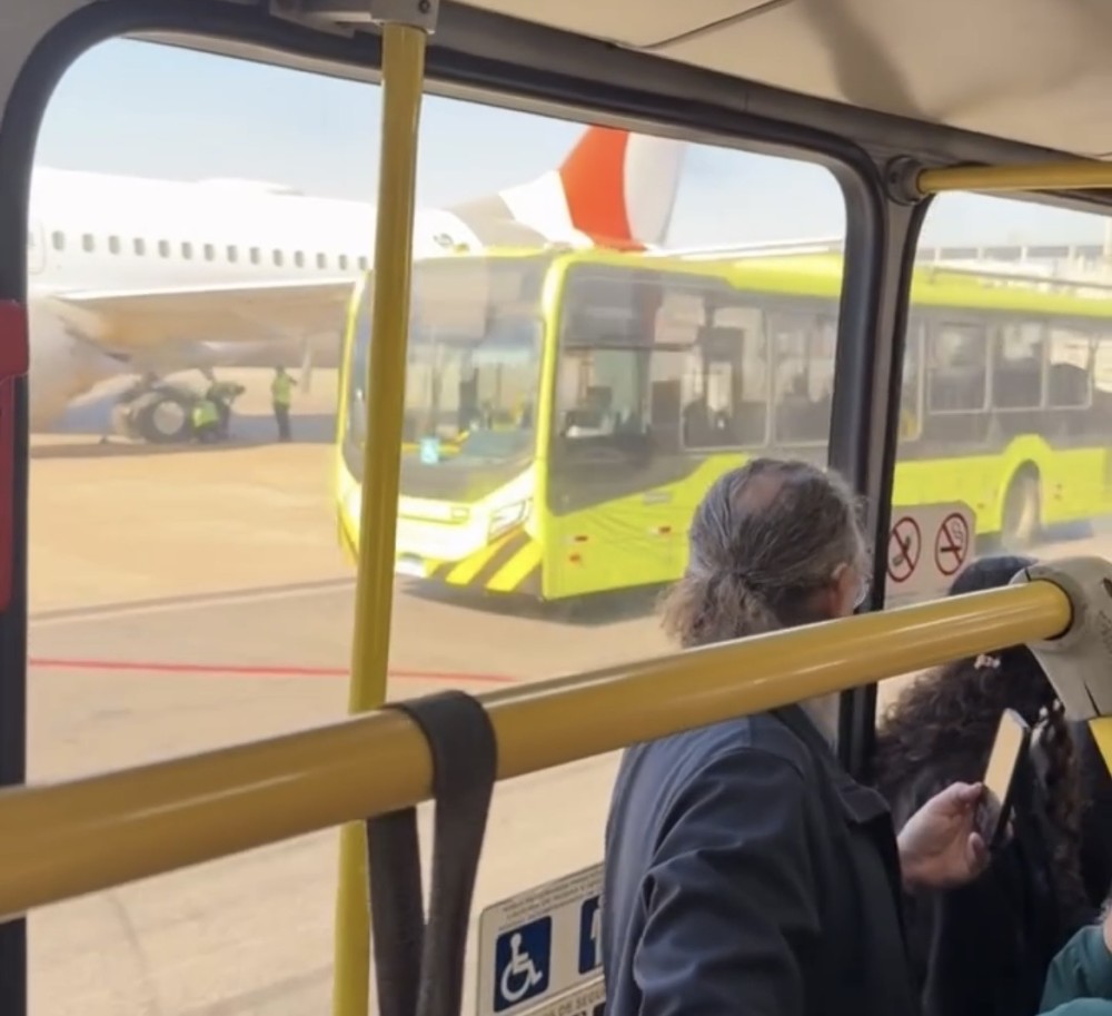 Ônibus atinge asa de avião da Gol em solo no Aeroporto de Guarulhos