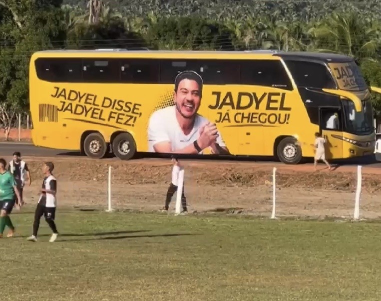 Ônibus de Jadyel Alencar é confundido com veículo de banda e viraliza