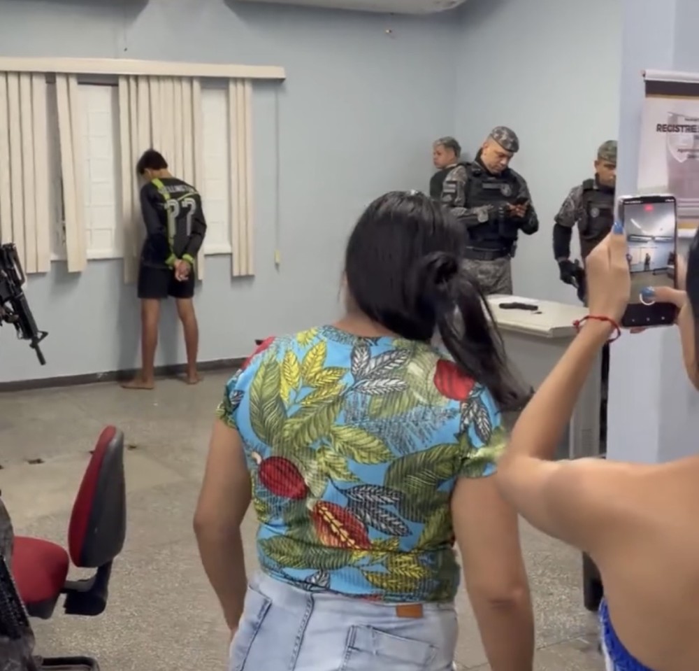 Mãe se revolta na delegacia após descobrir que filho de 15 anos fazia assaltos