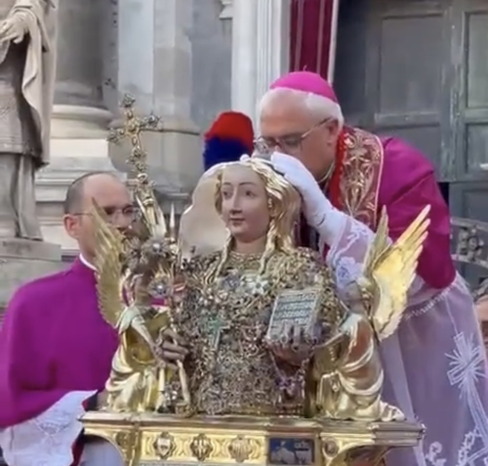 Bispo beija crânio de Santa Águeda durante cerimônia na Itália