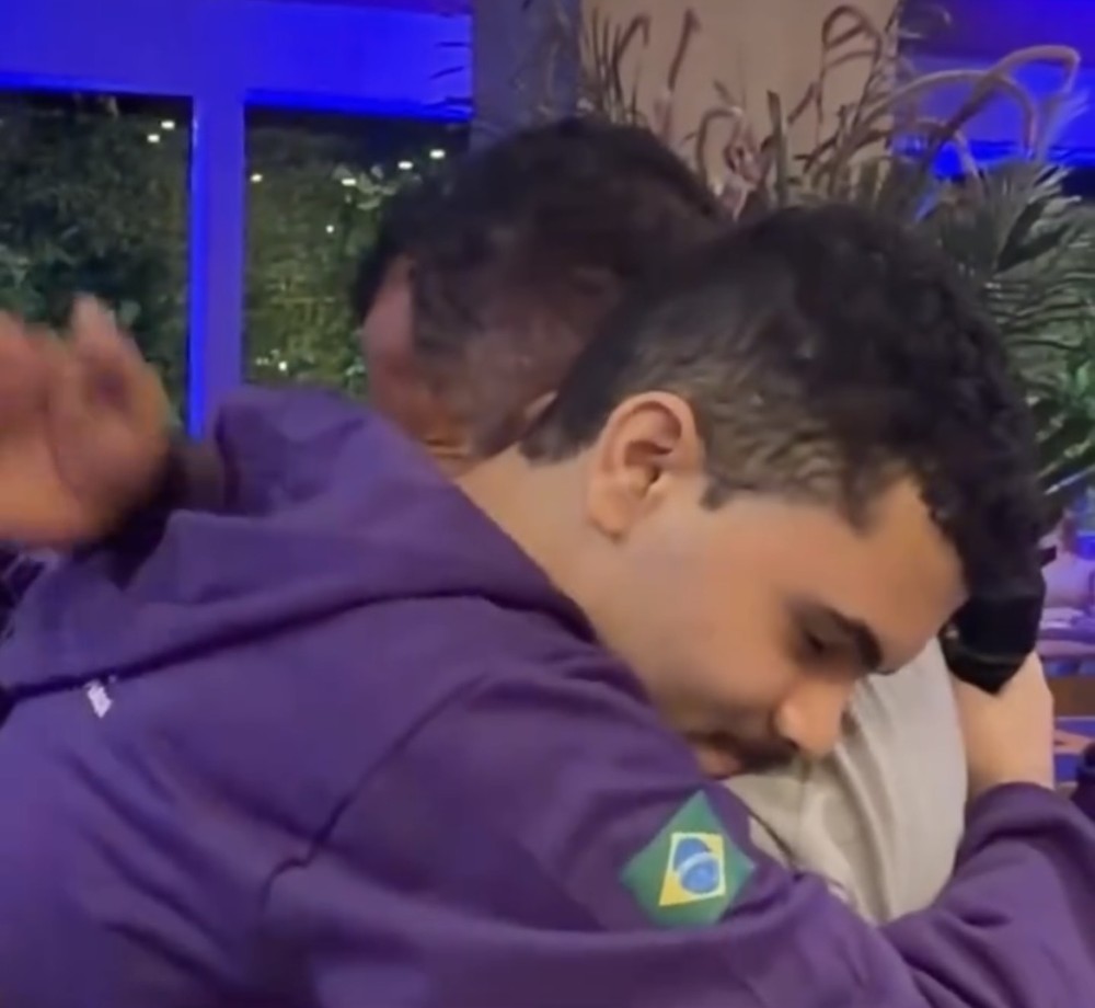 Pai se emociona ao ver filho embarcar para intercâmbio na China financiado pelo Governo