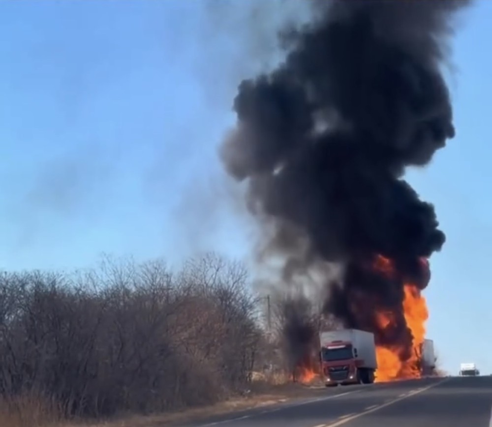 Incêndio em carreta destrói veículo e bloqueia parcialmente a BR-316