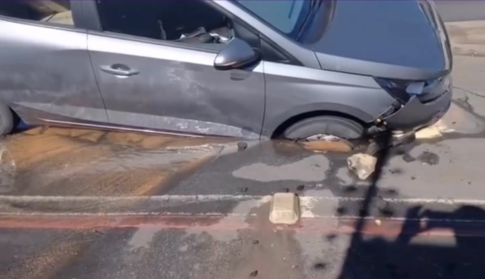 Vazamento de água abre buraco e engole carro na manhã desta sexta-feira