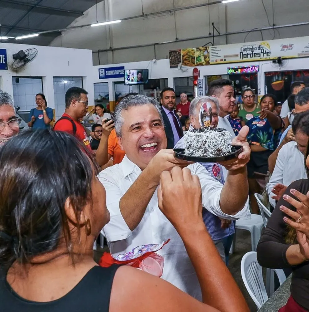 Vinícius celebra aniversário em clima festivo no Mercado da Piçarra
