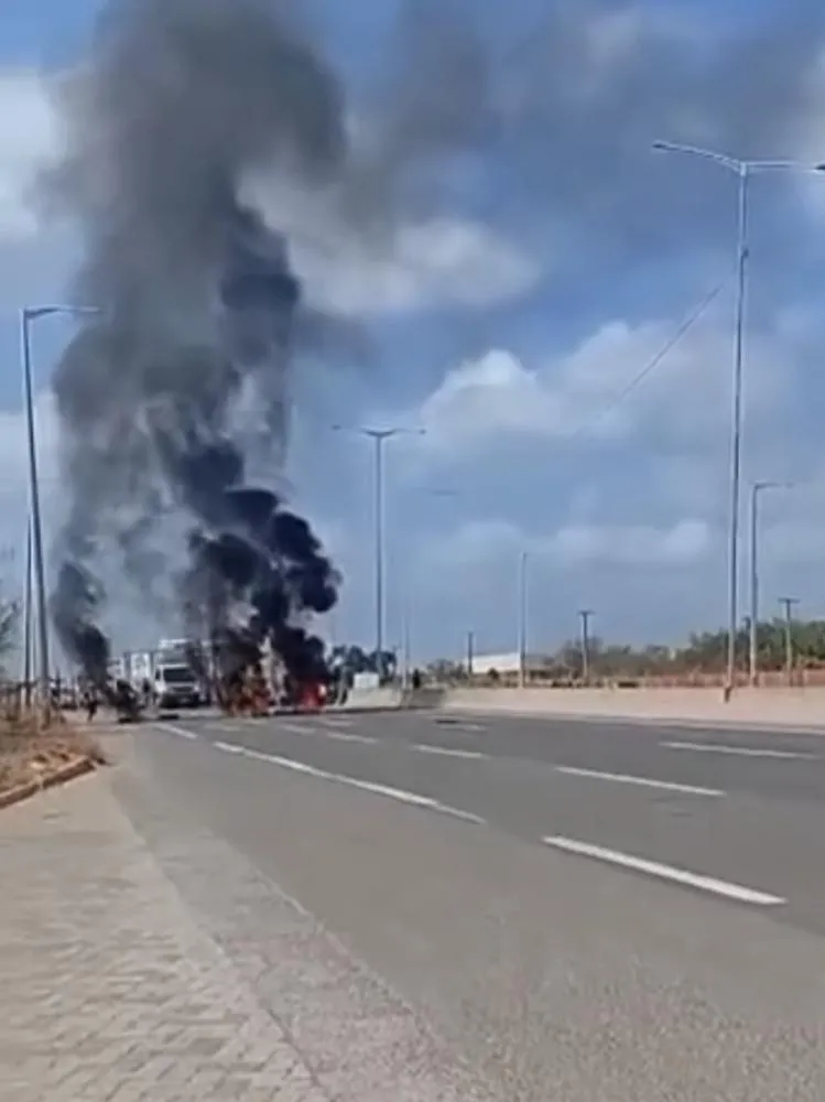 Caminhoneiros bloqueiam BR-316 e causam longo congestionamento