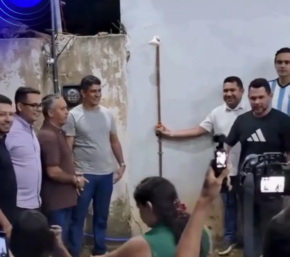 Inauguração de “chuveiro” comunitário gera debate no interior do Ceará