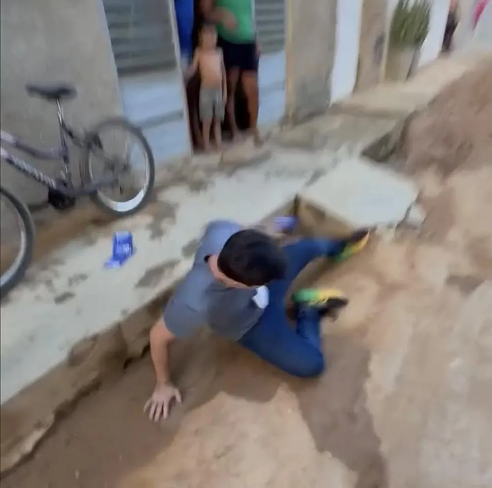 Escorregão de candidato em poça de lama viraliza durante caminhada no RN