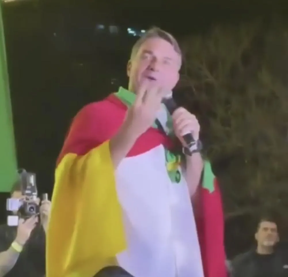 Homem é agredido ao cobrar 'dinheiro de Vorcaro' em comício de Flávio Bolsonaro