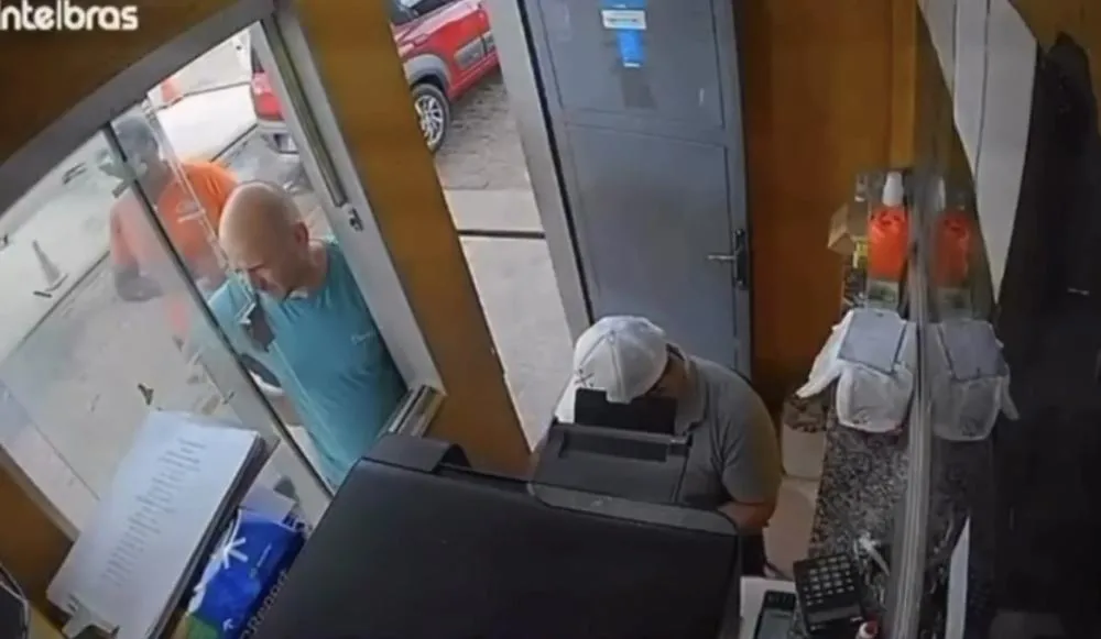Funcionários desarmam assaltante e evitam roubo em posto 