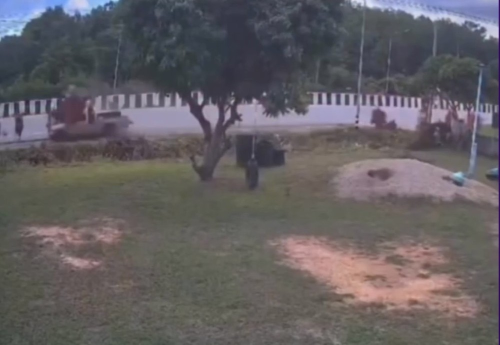 Menino de 11 anos atropela e mata 8 monges na Tailândia