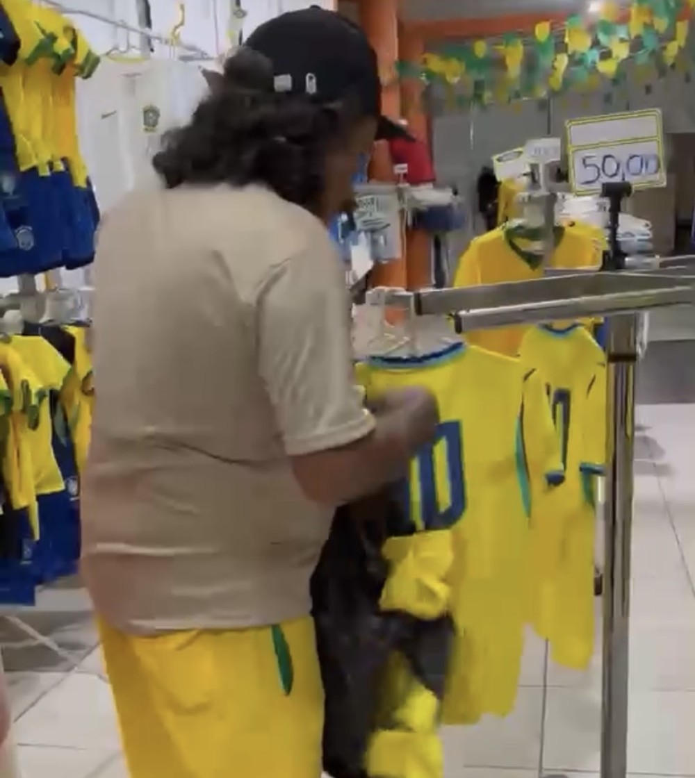 Após eliminação, comerciante retira camisas da Seleção das araras
