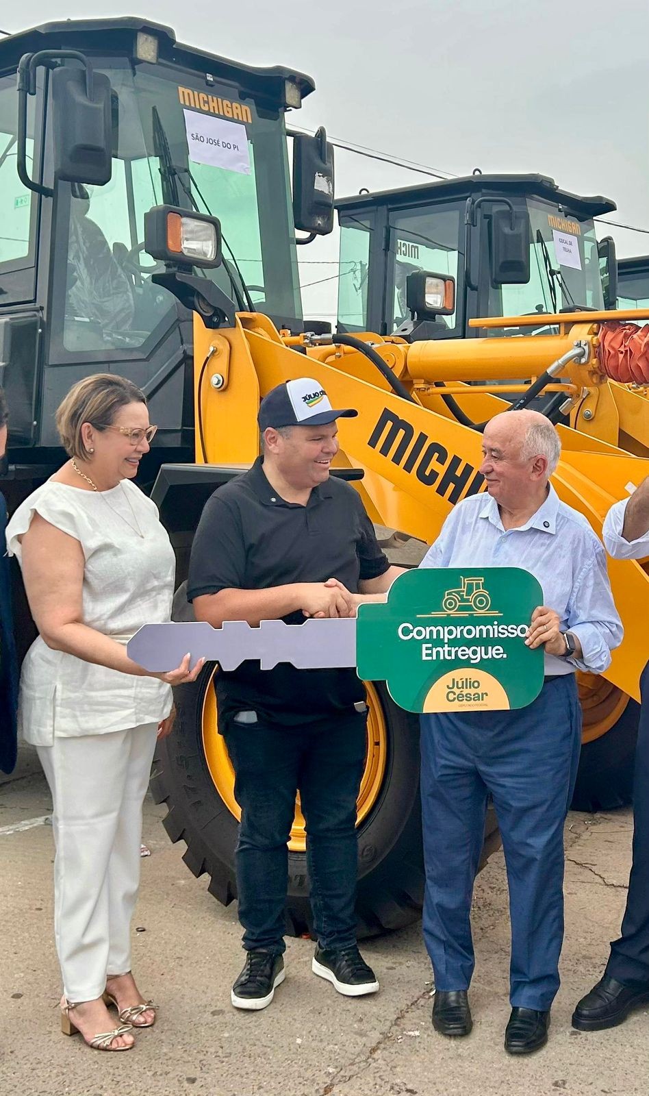 Júlio César entrega 20 máquinas e reforça apoio aos municípios