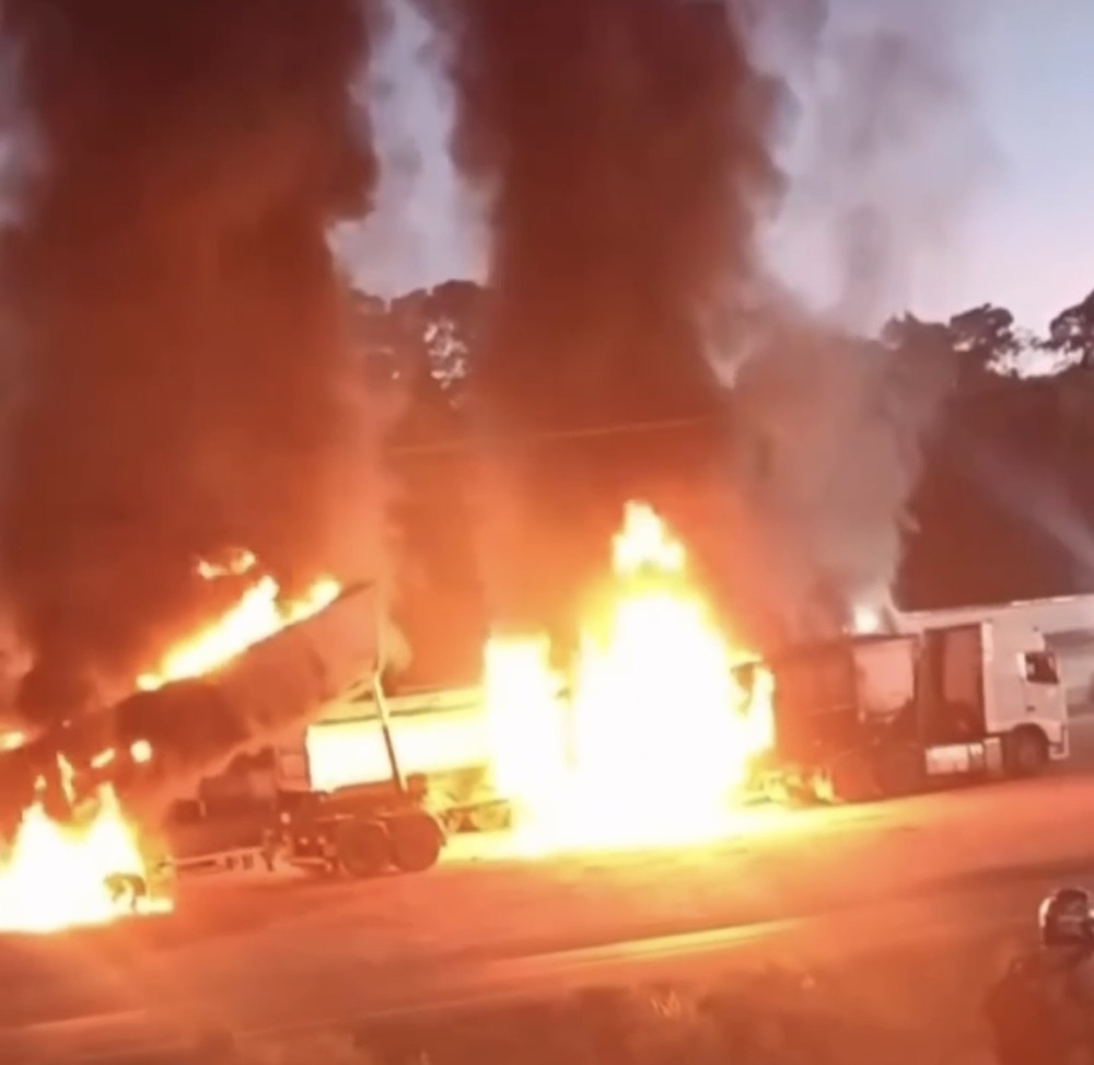 Caminhão pega fogo após descarga elétrica e motorista morre eletrocutado na BR-343, em Teresina