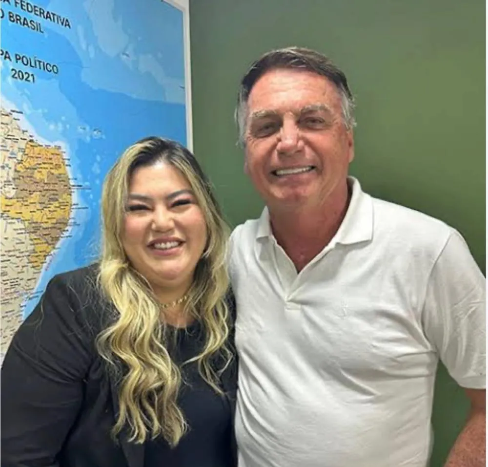 Justiça nega ação e Samantha segue como “a do Bolsonaro”