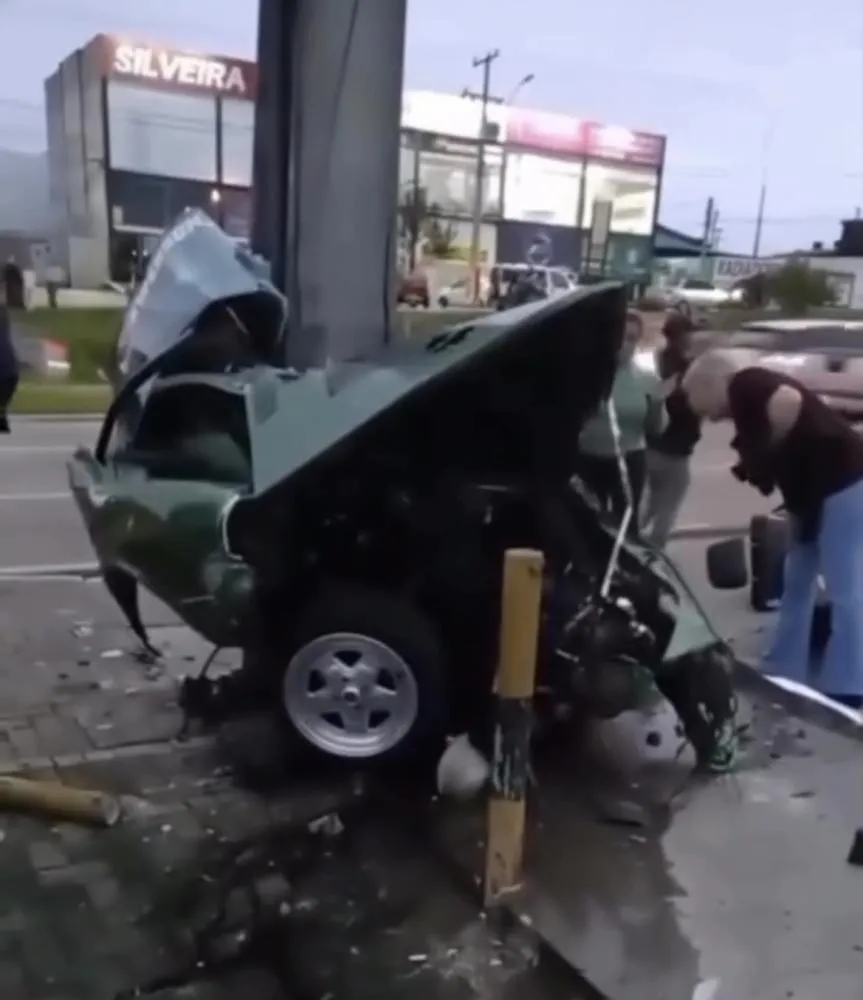 Automóvel parte-se ao meio após violenta colisão na região de Curitiba