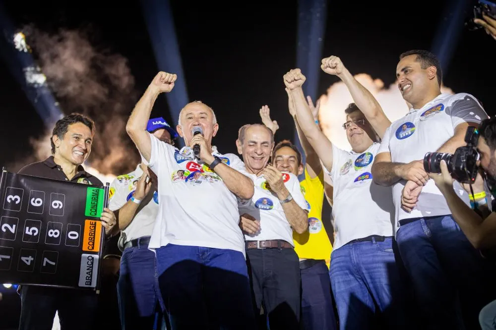 Júlio César e Georgiano reúnem milhares em ato político em Teresina