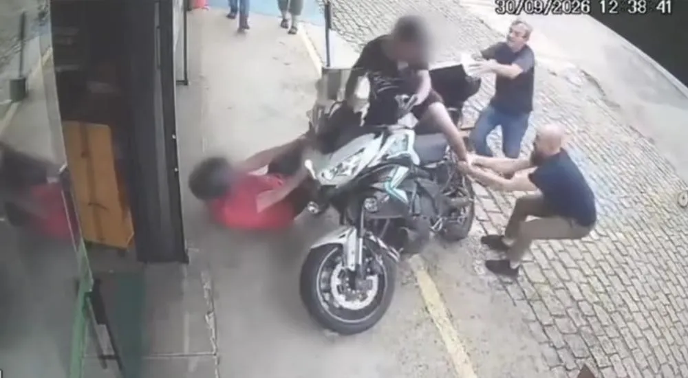 Tentativa de furto de motocicleta termina com suspeito amarrado por populares