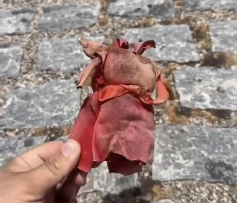 Bonecos amarrados com papel e nome escrito são achados às margens de rio no CE